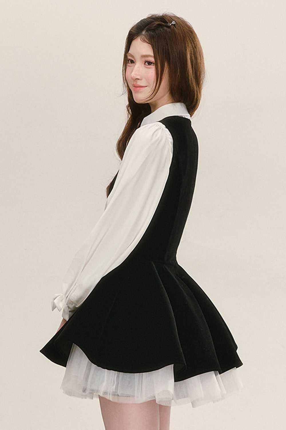 Conjunto de vestido de terciopelo negro con camisa