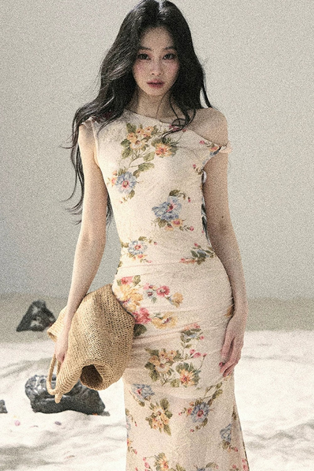 Sommerkleid aus Netzstoff mit Blumenmuster und Fischschwanz-Saum