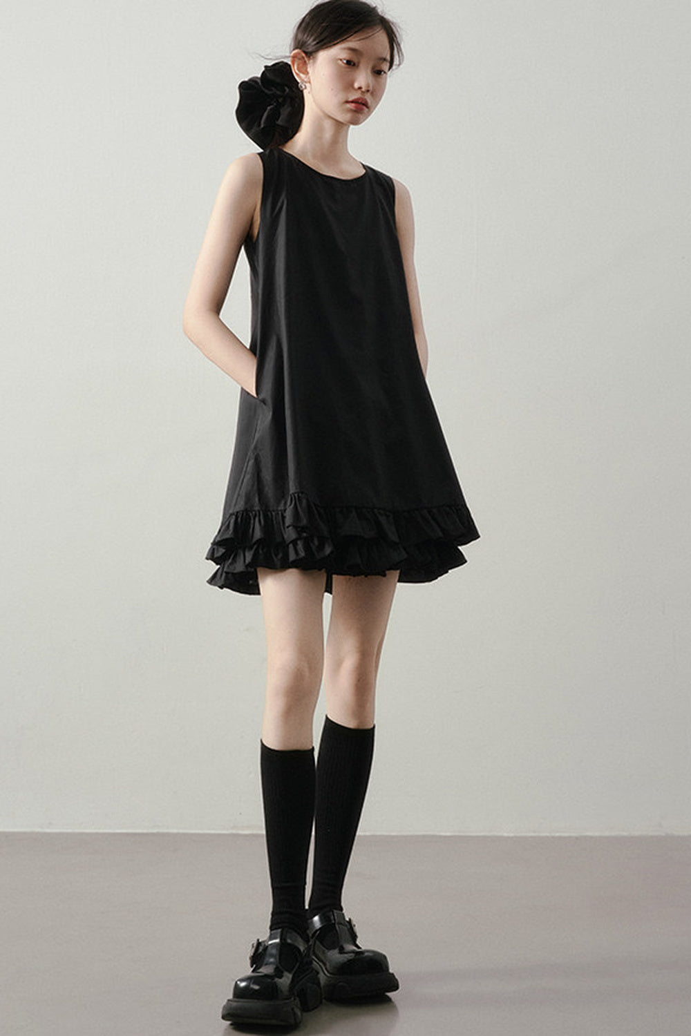 Black White Contrast Ruffle Collar Sleeveless Dress
