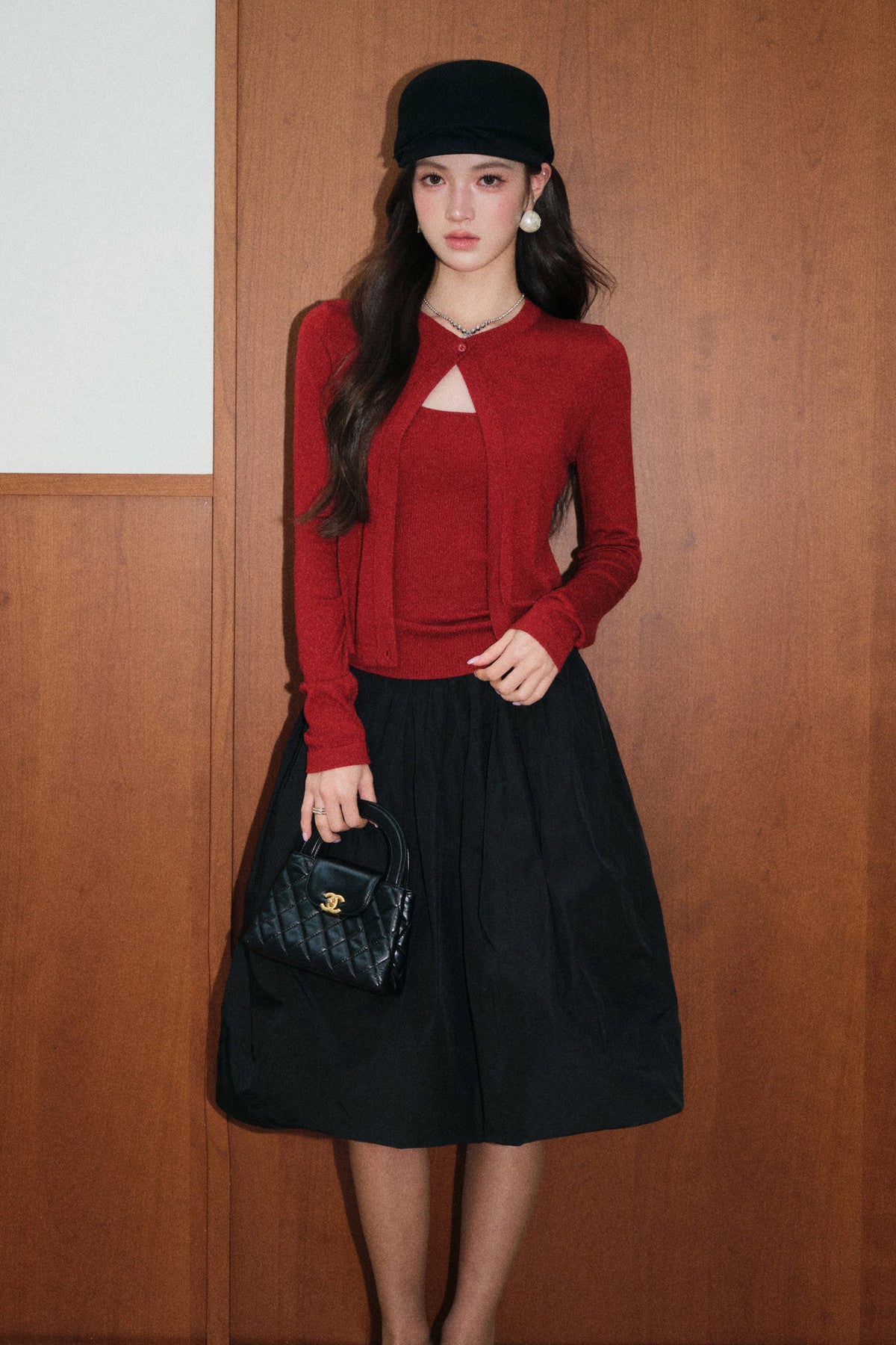 Set aus roter Strickjacke und schwarzem Rock