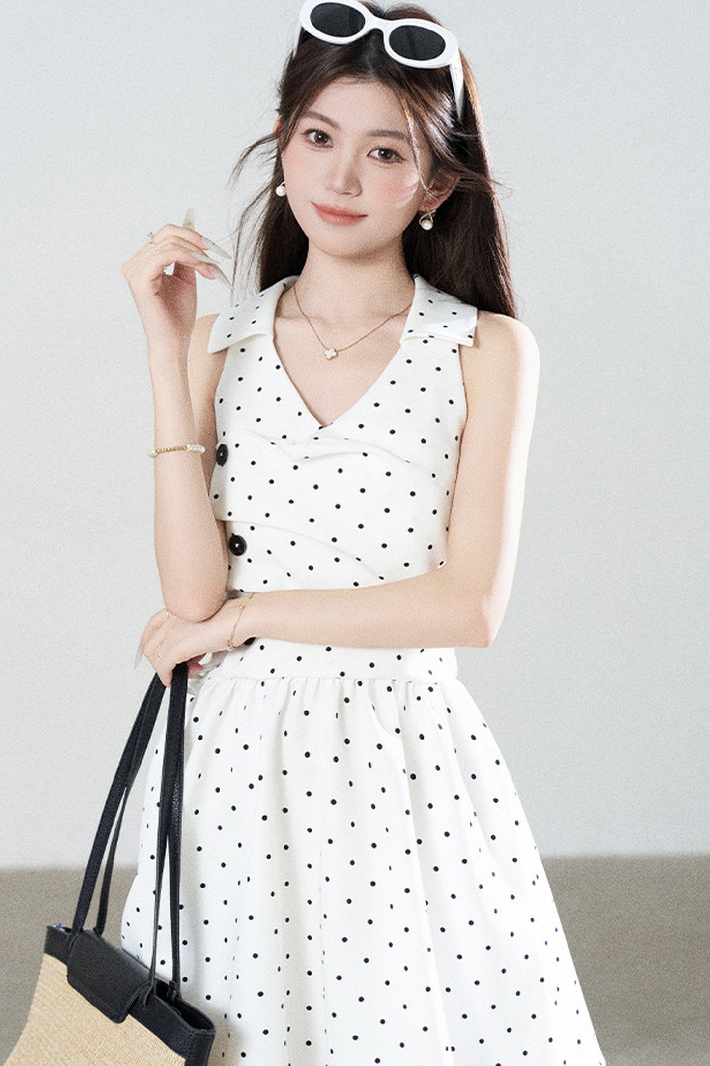 Vestido blanco de lunares con escote en V