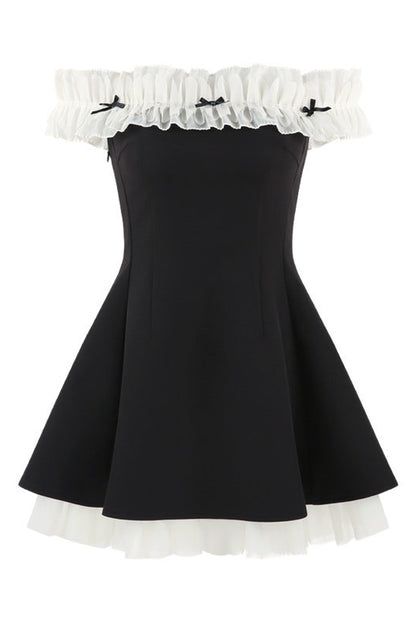 Plissiertes Kleid mit Gürtel im französischen Stil