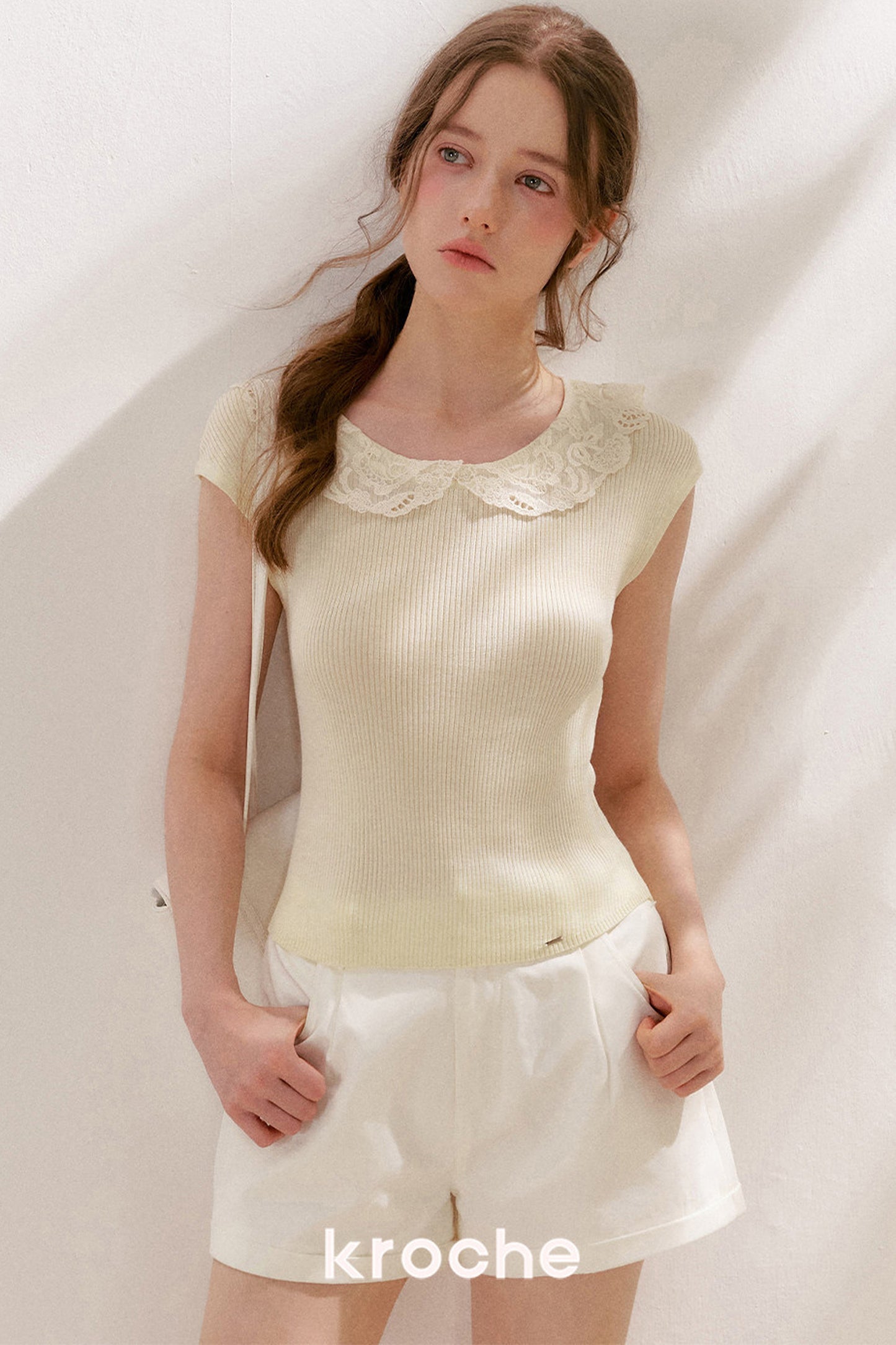Maglia a maniche corte in 100% lyocell con colletto in pizzo