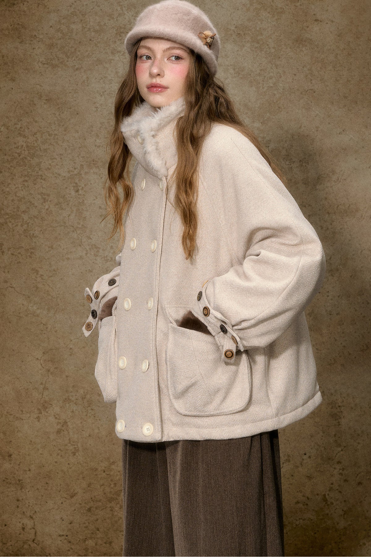 Kurze Daunenjacke mit Color-Blocking und Pelzkragen