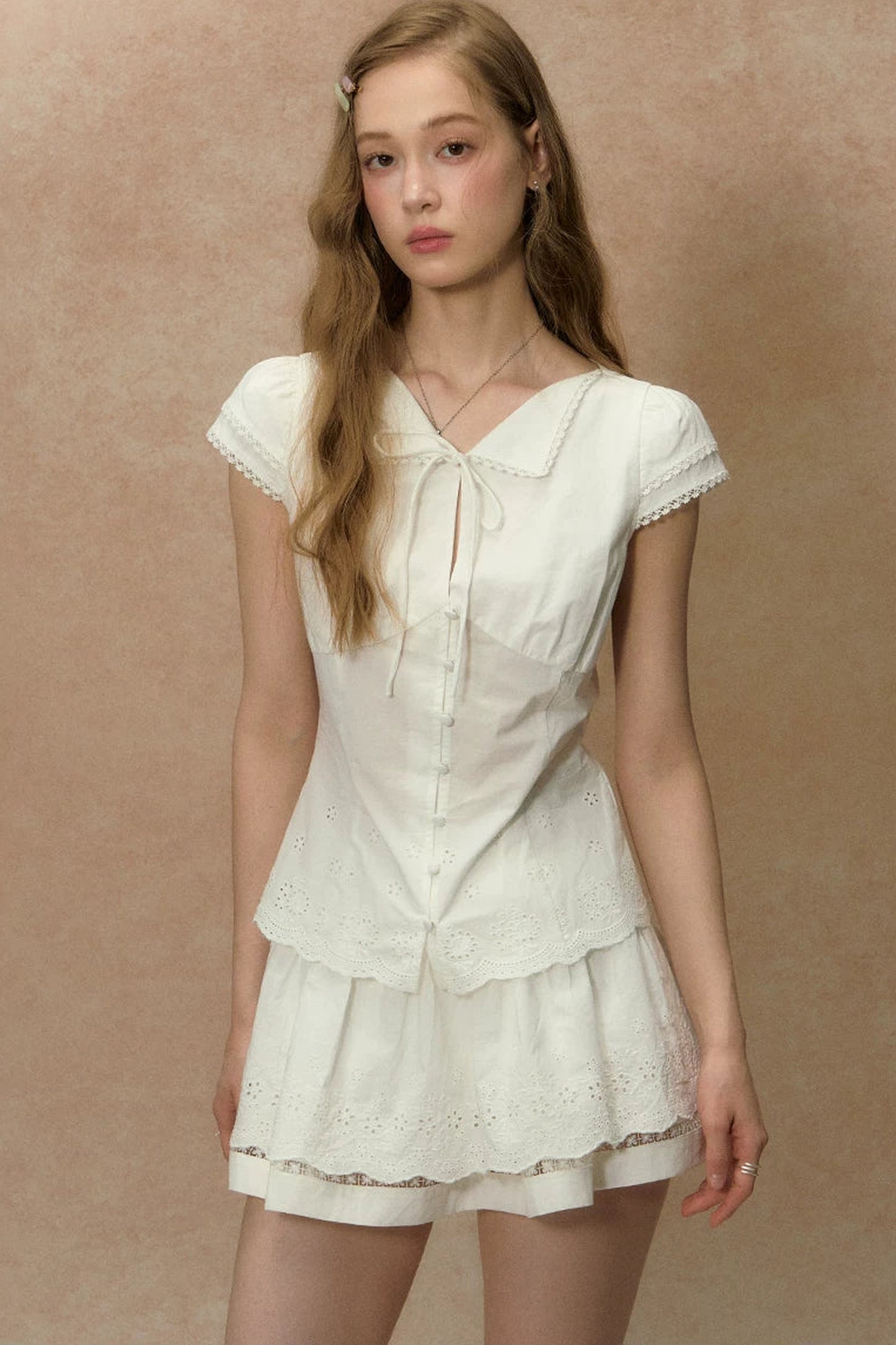 Weiße Bluse mit Spitzenbesatz