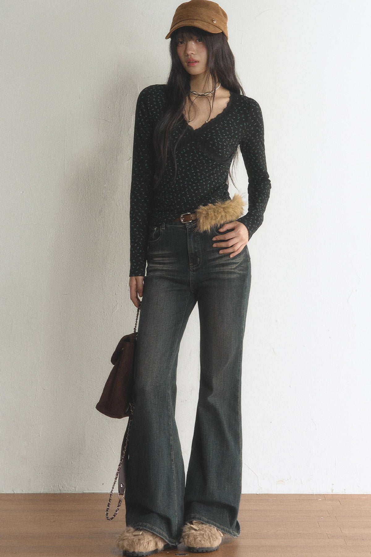 Top interior floral de encaje con cuello en V y mangas largas