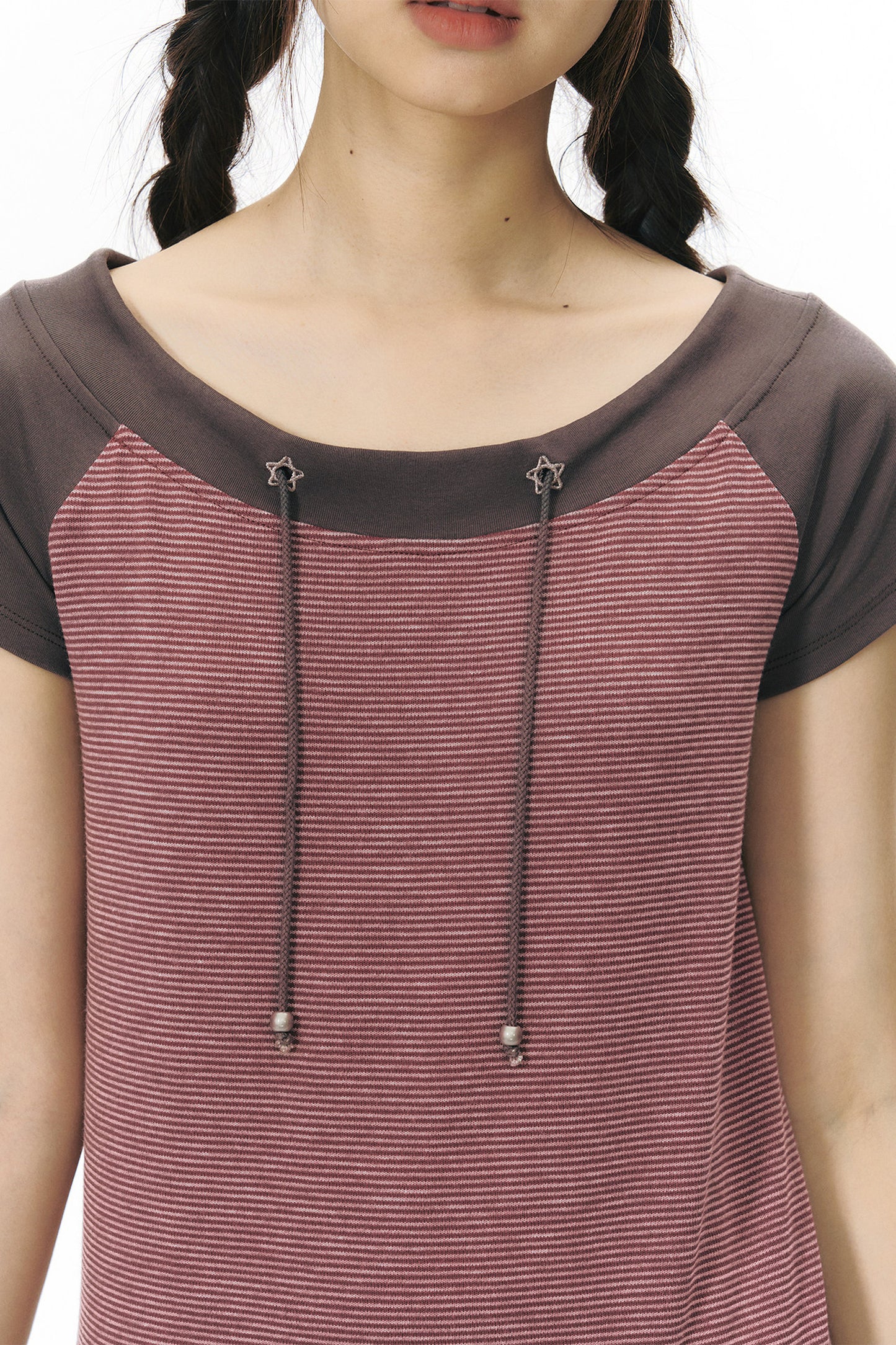 Schulterfreies gestreiftes Raglan-T-Shirt