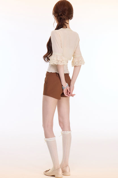 Completo con cardigan a scollo a V e allacciatura stringata e pantaloncini