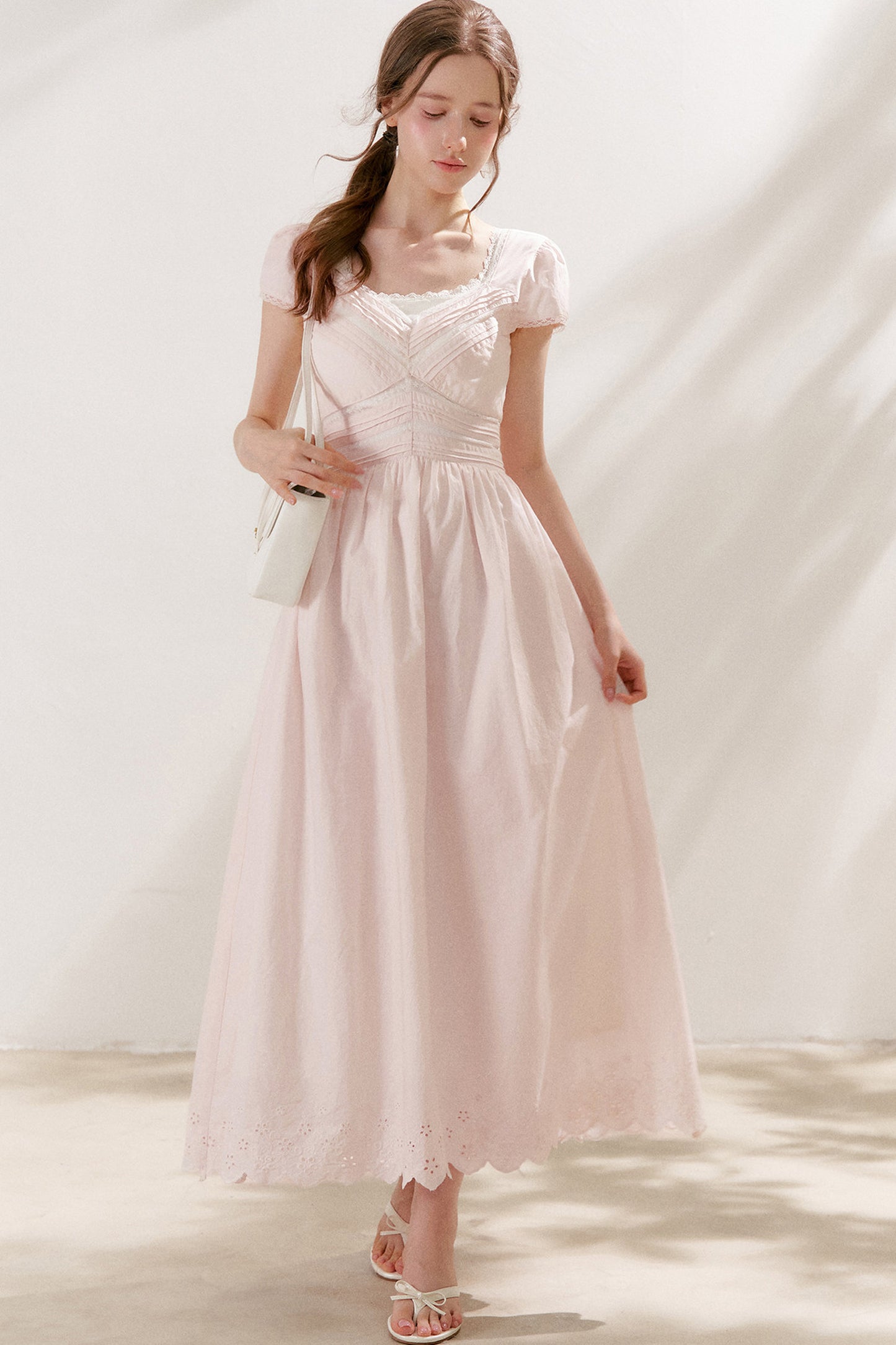 Plissiertes langes Baumwollkleid-Set mit Spitze und V-Ausschnitt