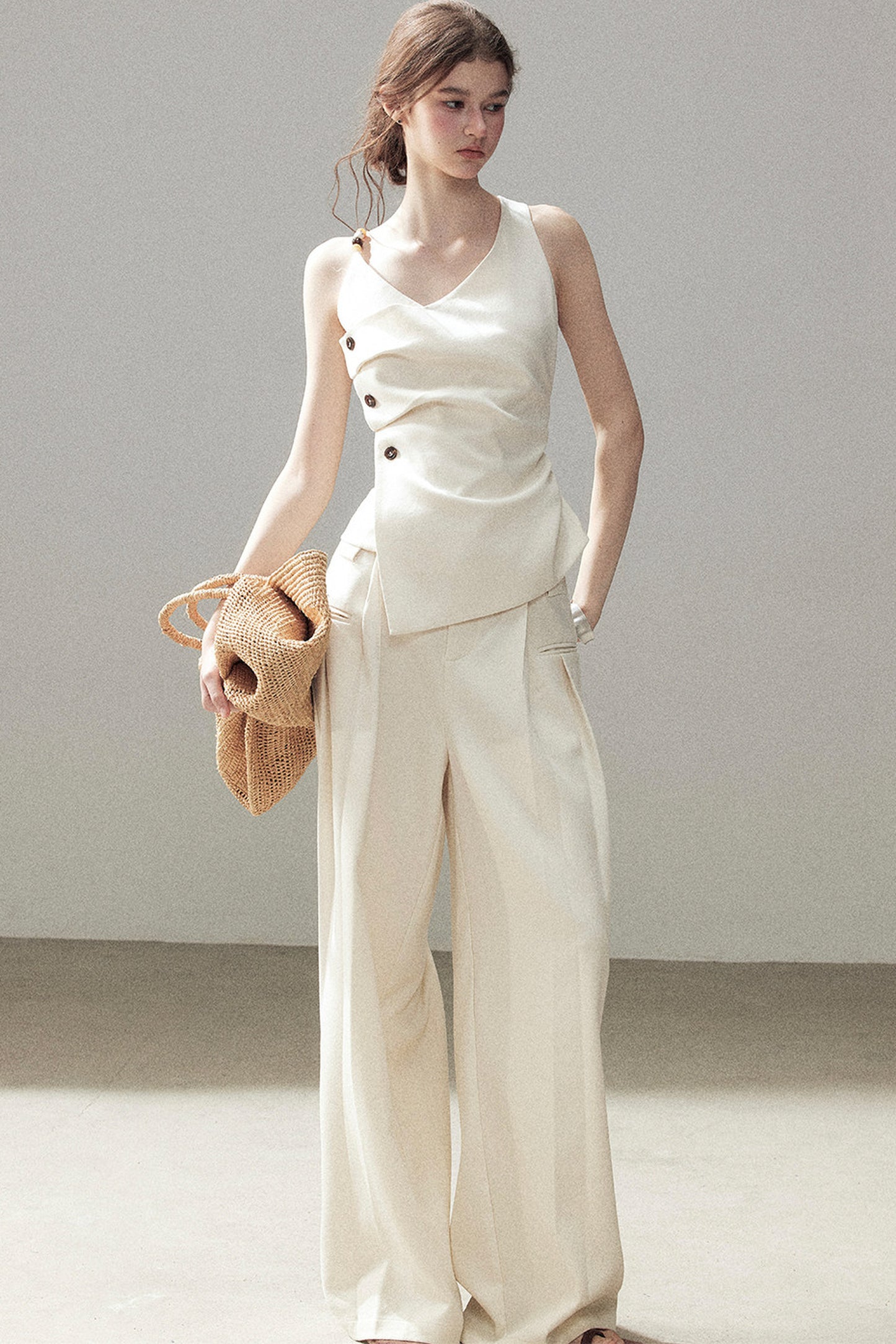 Completo con top smanicato con spalle a nuvola e pantaloni