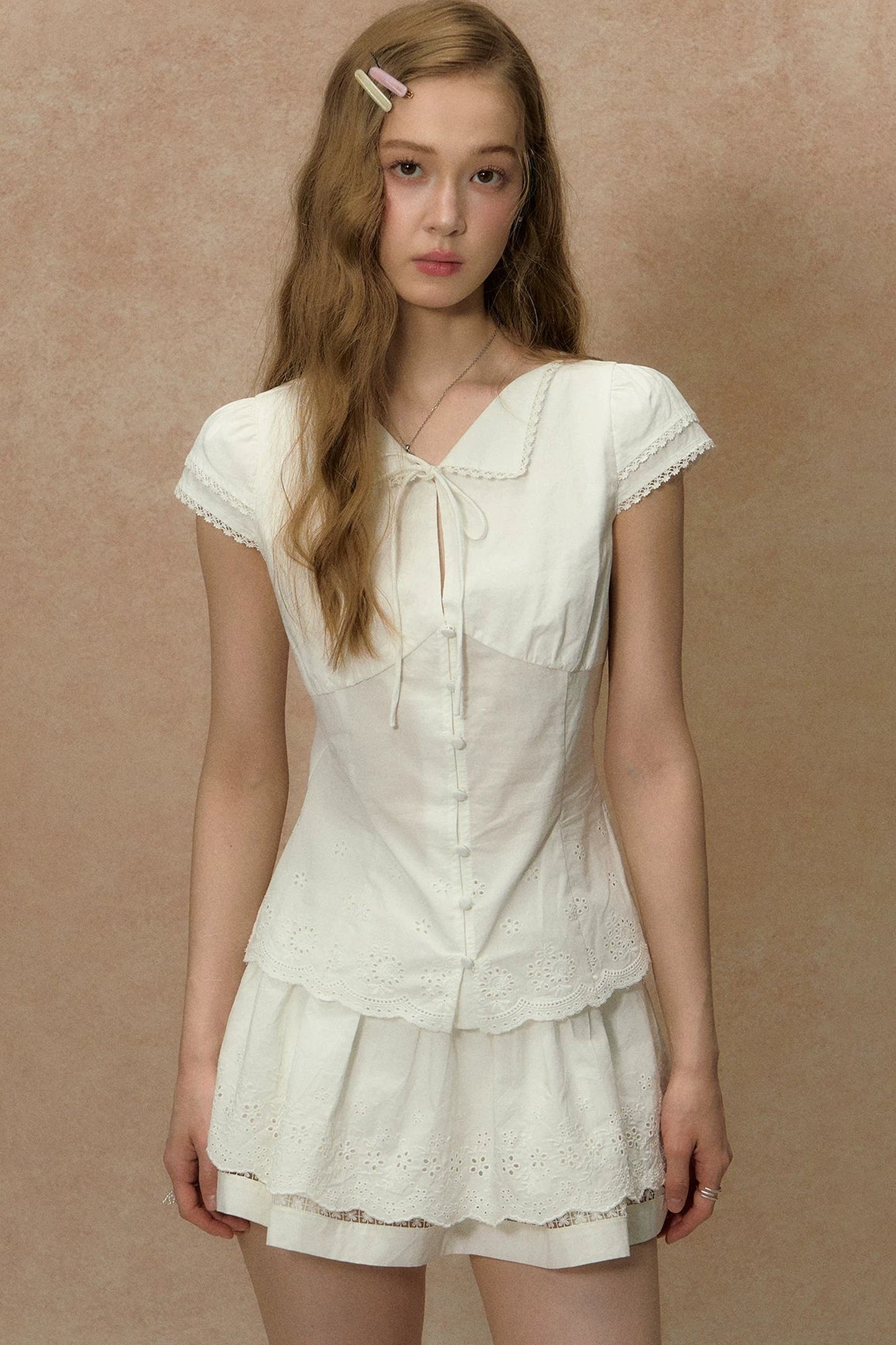 Weiße Bluse mit Spitzenbesatz