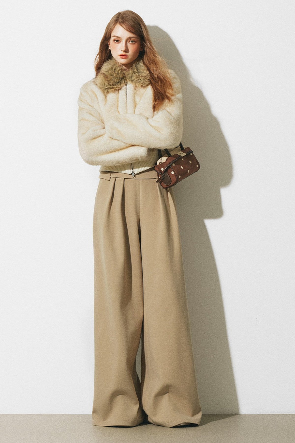 Dünne Wollhose mit asymmetrischem Bund und weitem Bein