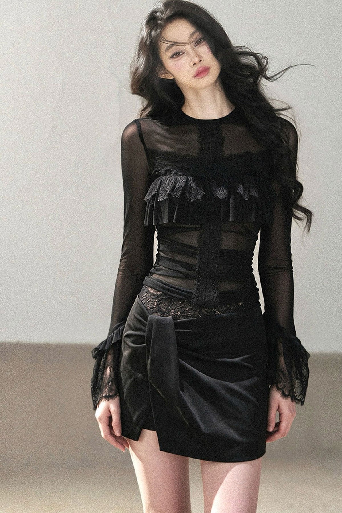 Blusa de encaje transparente con volantes y mangas acampanadas