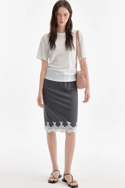 Simple and Atmospheric White T-Shirt