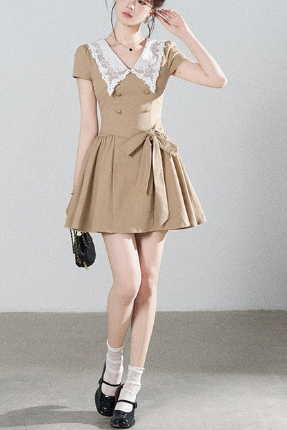 Spitzenkleid in A-Linie mit Bubikragen
