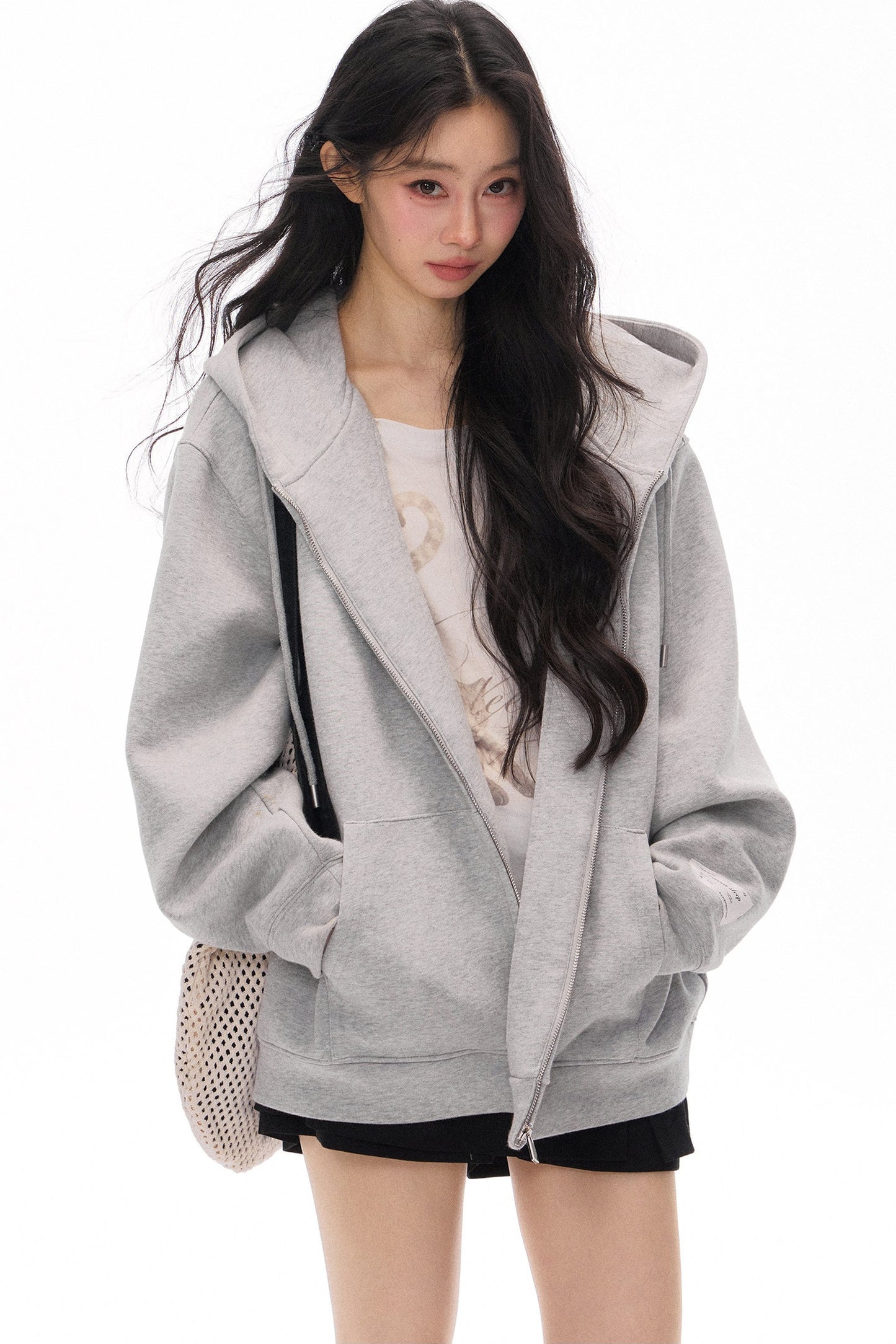 Ensemble cardigan-veste à capuche gris à manches longues et short noir