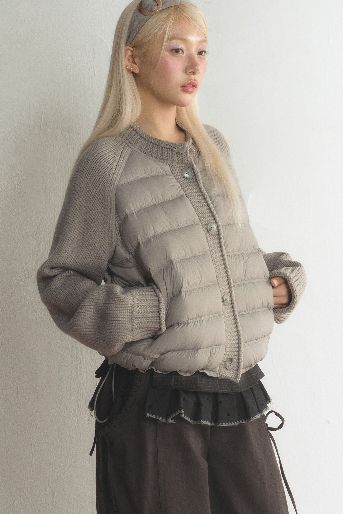 Kurze Daunenjacke mit Strickärmeln