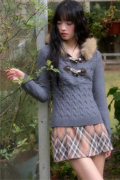 Zopfstrickpullover mit Fellkragen und Knebelverschlüssen