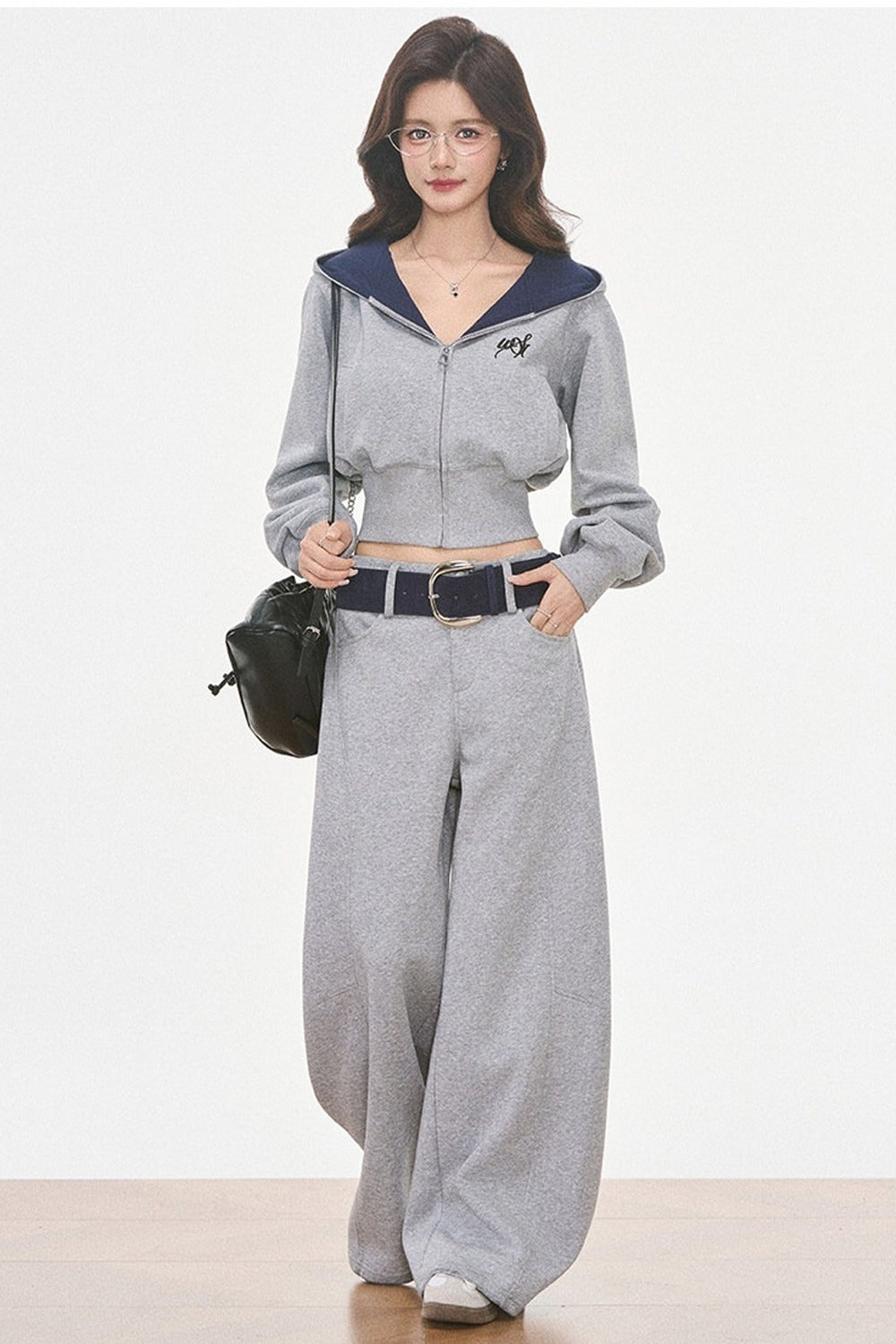 Ensemble sweat-shirt à capuche gris et pantalon large