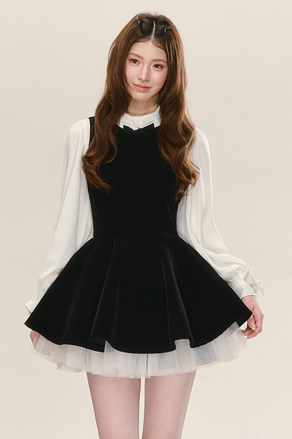 Conjunto de vestido de terciopelo negro con camisa