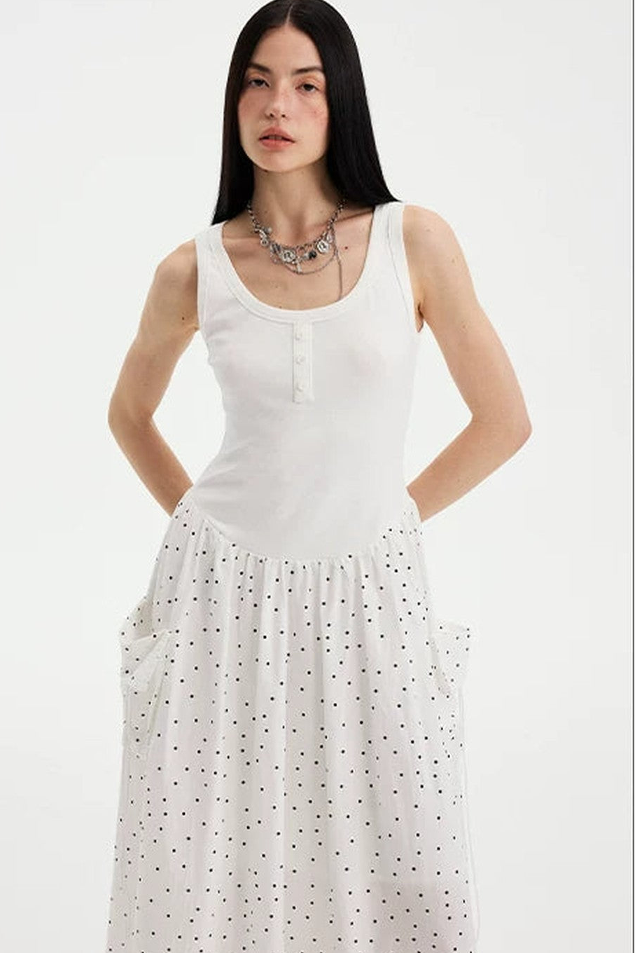 Vestido maxi evasé sin mangas de lunares