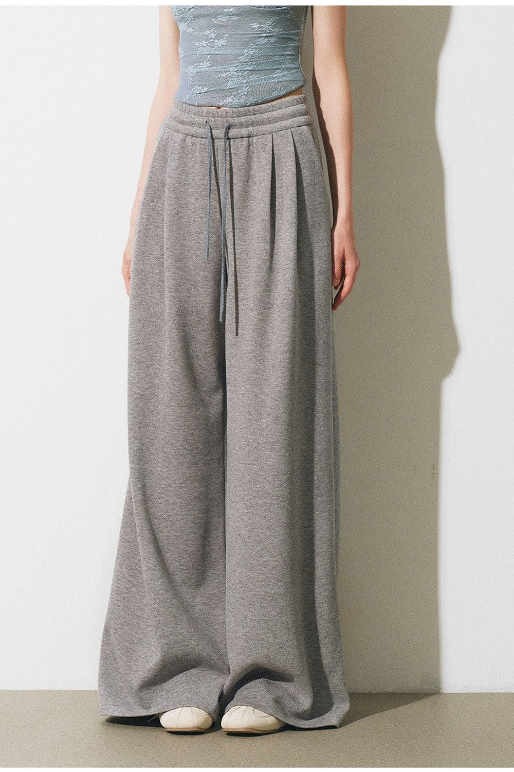 Completo giacca, gilet con bordi in pizzo e pantaloni ampi a maglia
