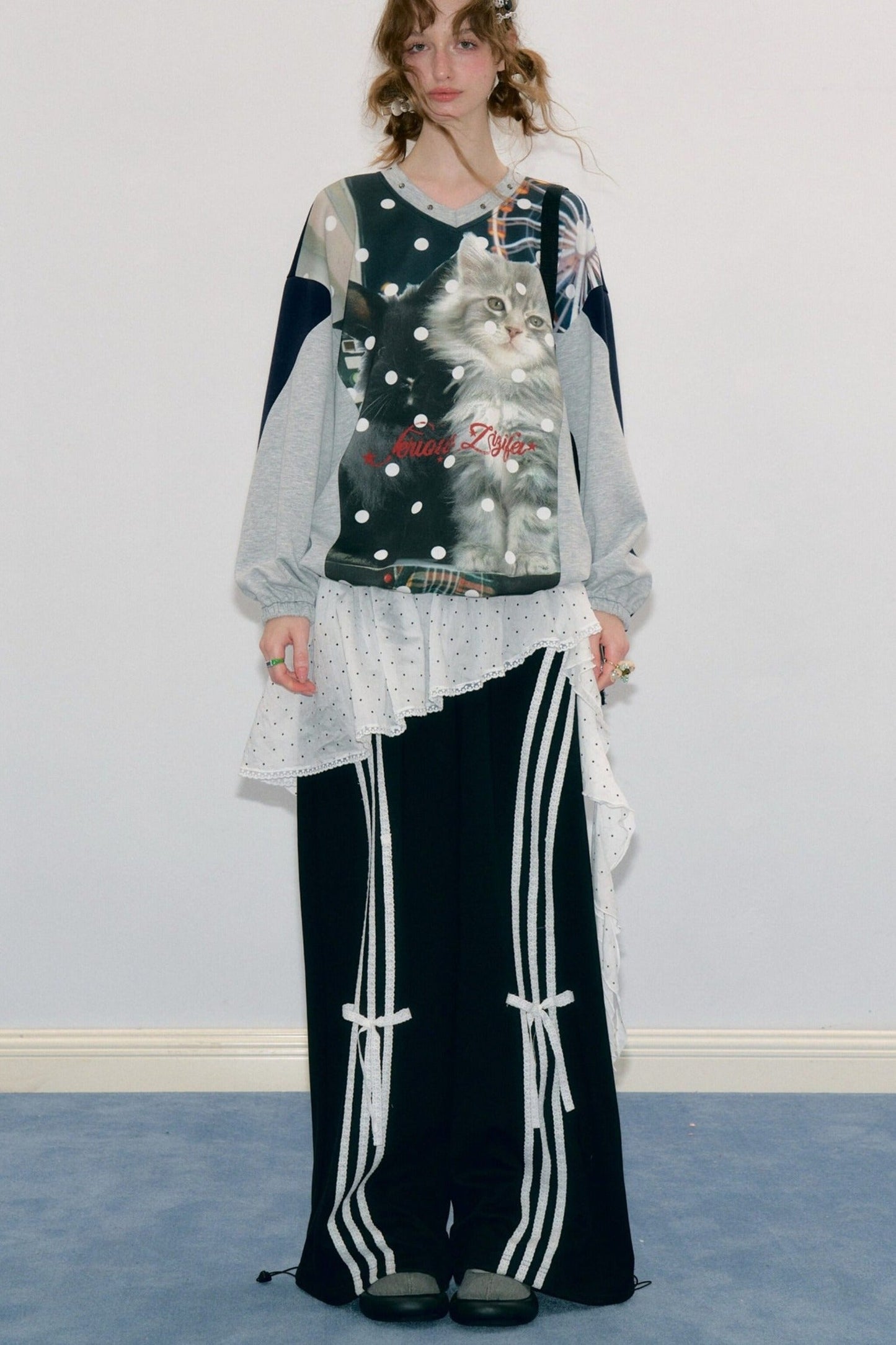 Sweatshirt à col V avec empiècements, imprimé chat et pois