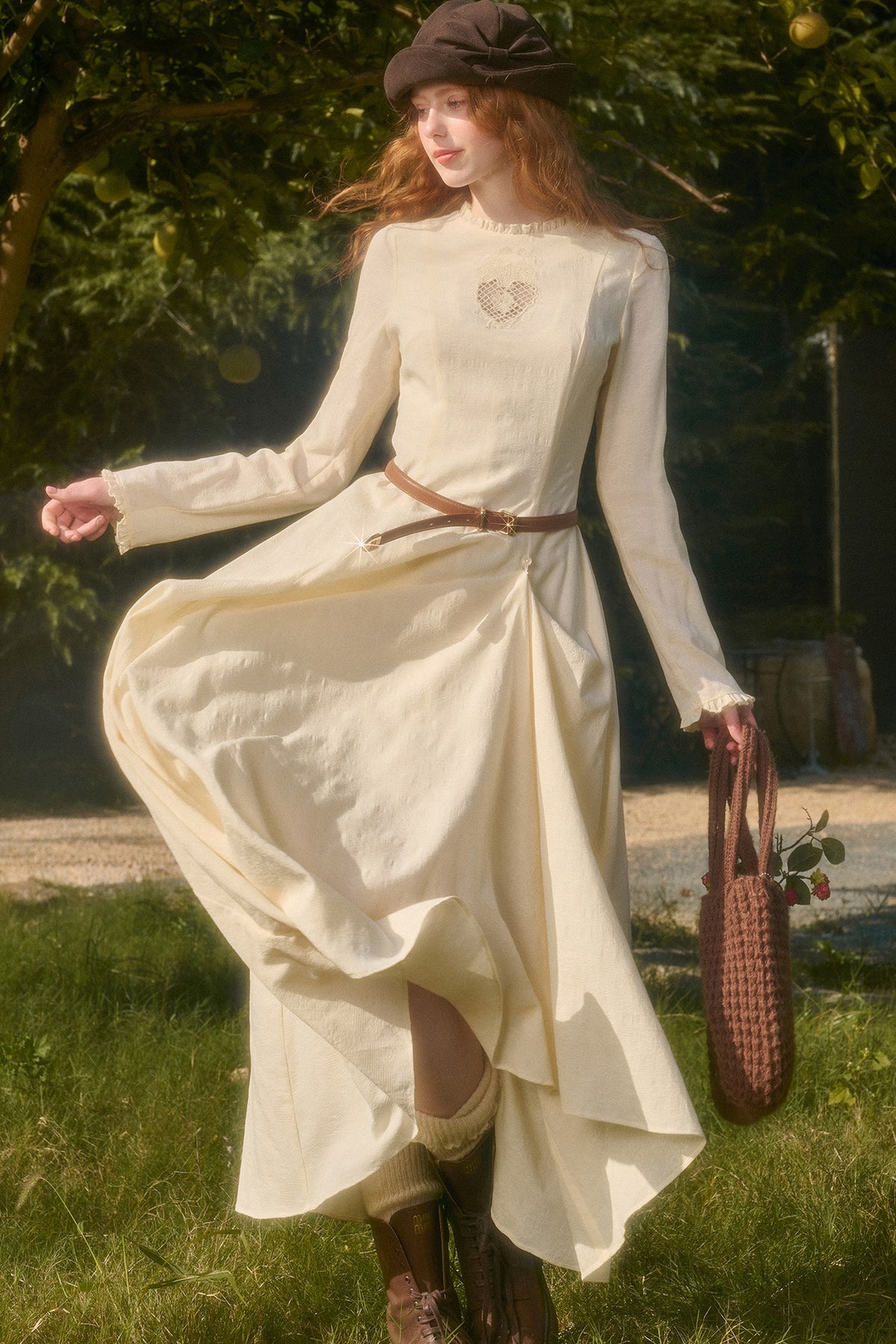 Langes Kleid mit Taillenschleife und Stickerei