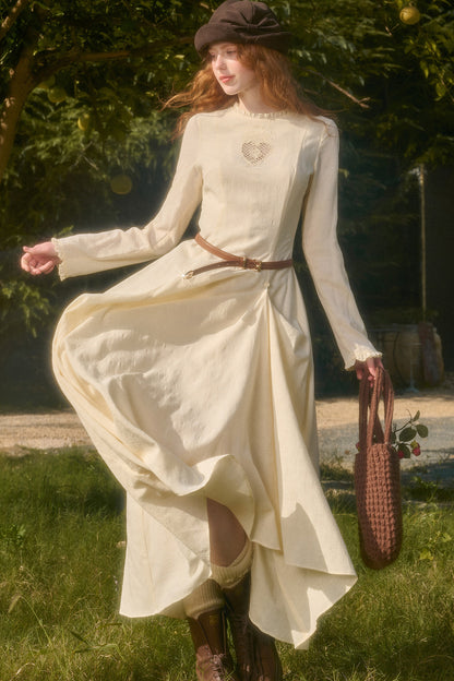 Langes Kleid mit Taillenschleife und Stickerei
