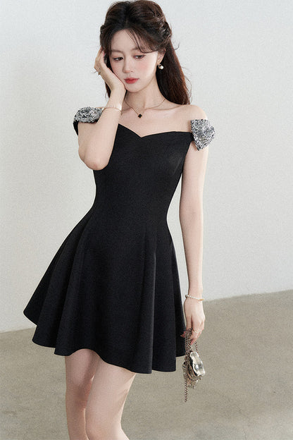 Schwarzes schulterfreies Kleid mit geraffter Taille