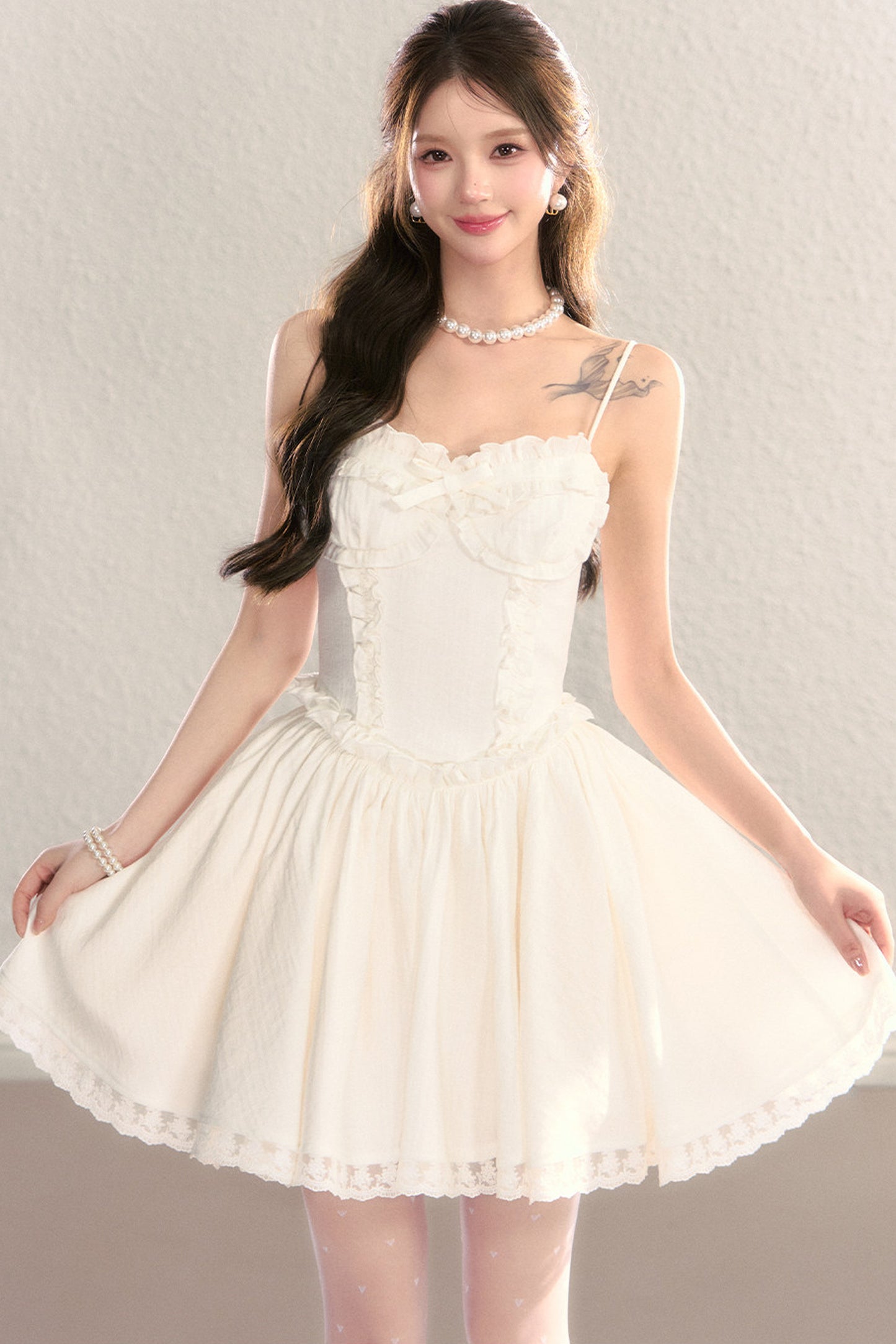 Vestido de princesa con estampado floral y cintura ceñida