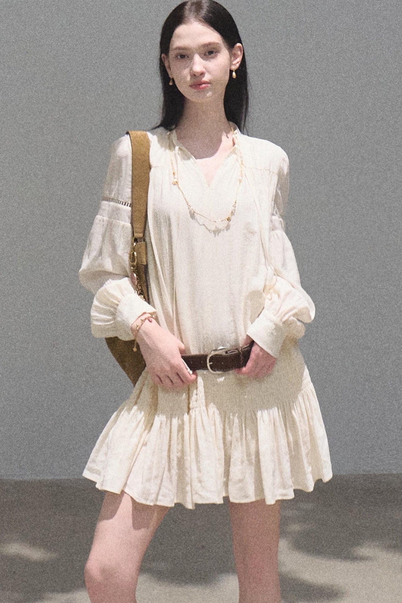 Ensemble robe-chemise blanche à manches longues et à volants