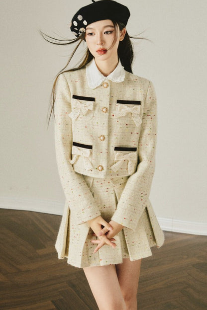 Completo con giacca in tweed di lana e gonna plissettata