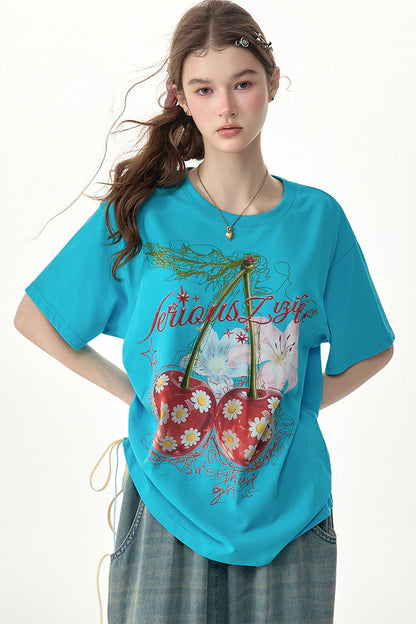 Blaues Baumwoll-T-Shirt mit Kirsch- und Gänseblümchenmuster