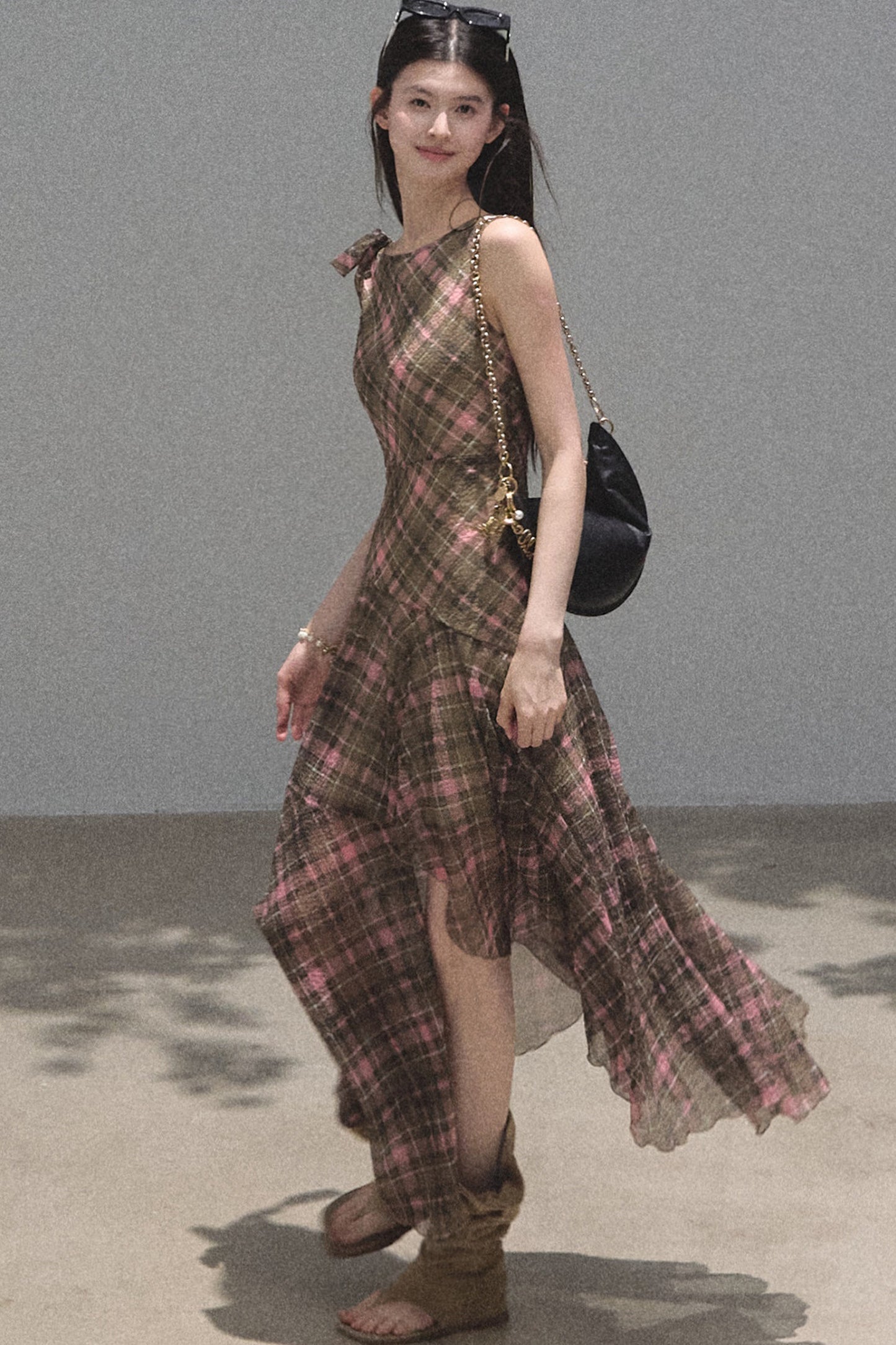 Asymmetrisches schulterfreies Kleid im Farbblock-Design