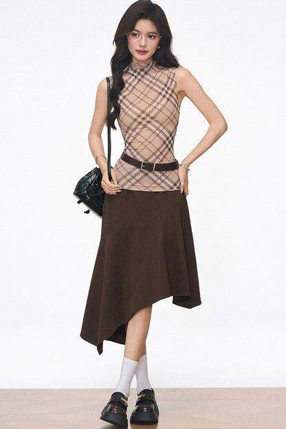 Completo con gilet in rete a quadri e gonna midi