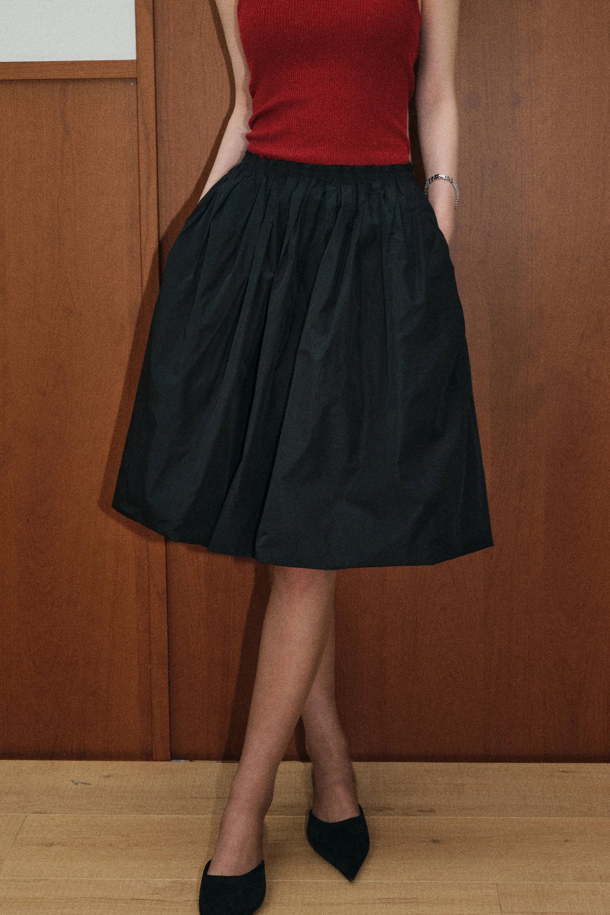 Set aus roter Strickjacke und schwarzem Rock