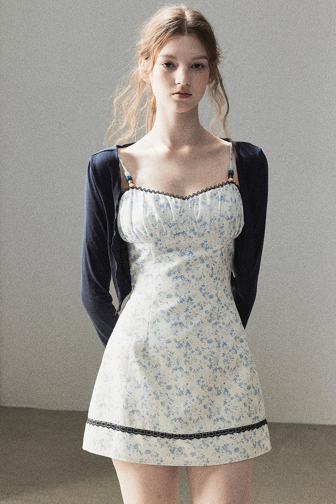 Ensemble robe à bretelles spaghetti à motif floral iris bleu et cardigan
