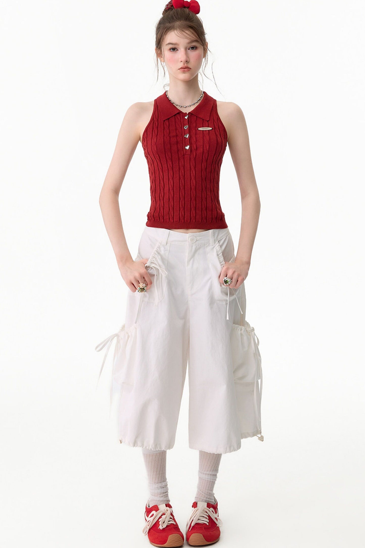 Hochgeschnittene Cargohose mit weitem Bein und mehreren Taschen