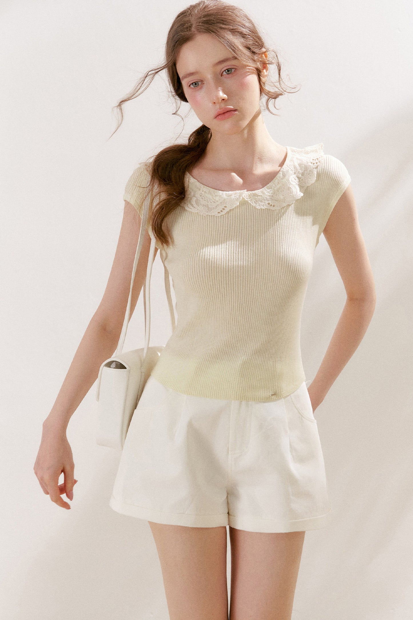 Maglia a maniche corte in 100% lyocell con colletto in pizzo