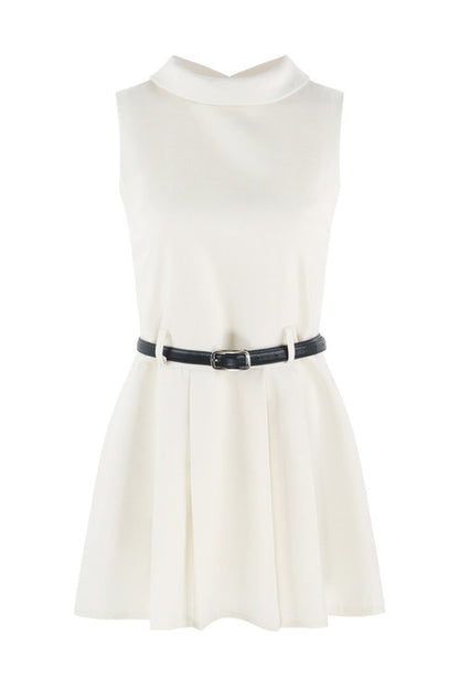 Plissiertes Kleid mit Gürtel im französischen Stil