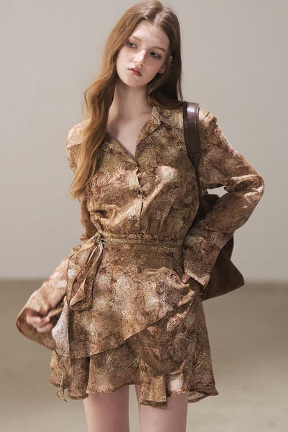 Kurzes Kleid mit Polokragen und Rüschen