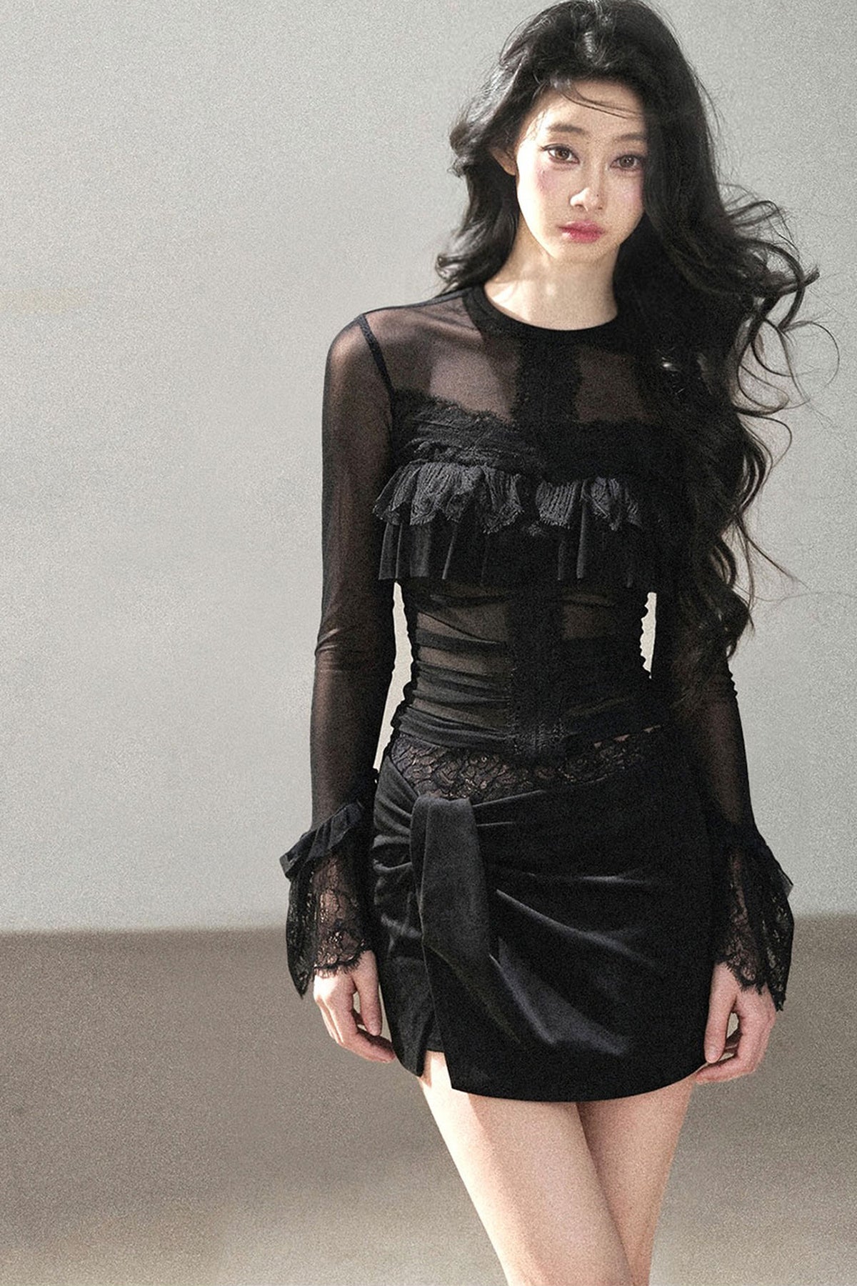 Blusa de encaje transparente con volantes y mangas acampanadas