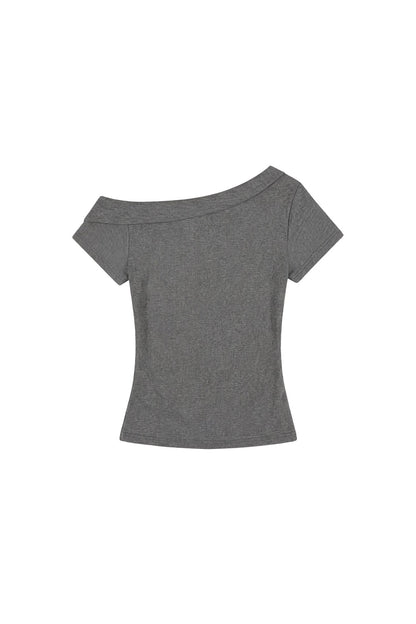 Top minimalista grigio con spalle scoperte