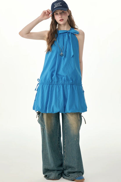 Blaues ärmelloses Kleid mit Neckholder und Schleife