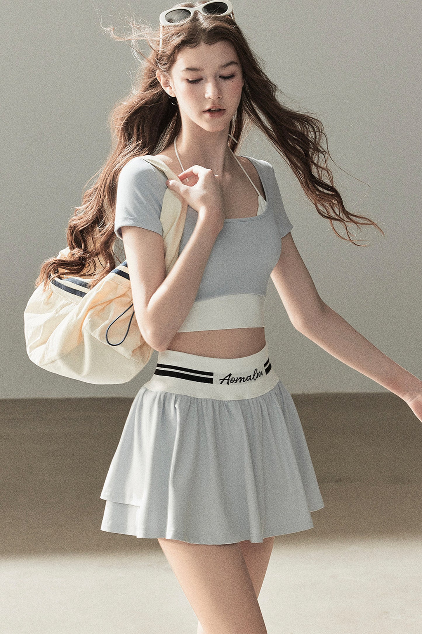 Set aus Sport-Crop-Top und kurzem Rock im amerikanischen Stil