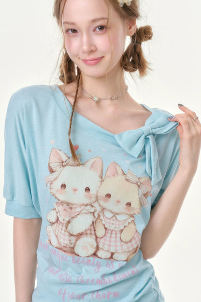 Maglietta azzurro chiaro con stampa di gatti giocosi