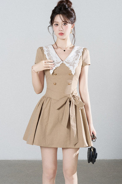 Spitzenkleid in A-Linie mit Bubikragen