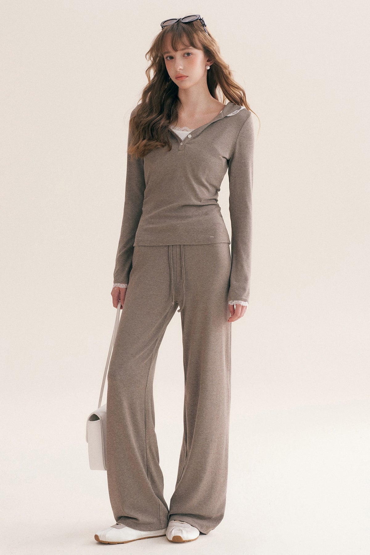 Completo con T-shirt con cappuccio e rifiniture in pizzo e pantaloni dritti