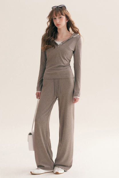 Completo con T-shirt con cappuccio e rifiniture in pizzo e pantaloni dritti